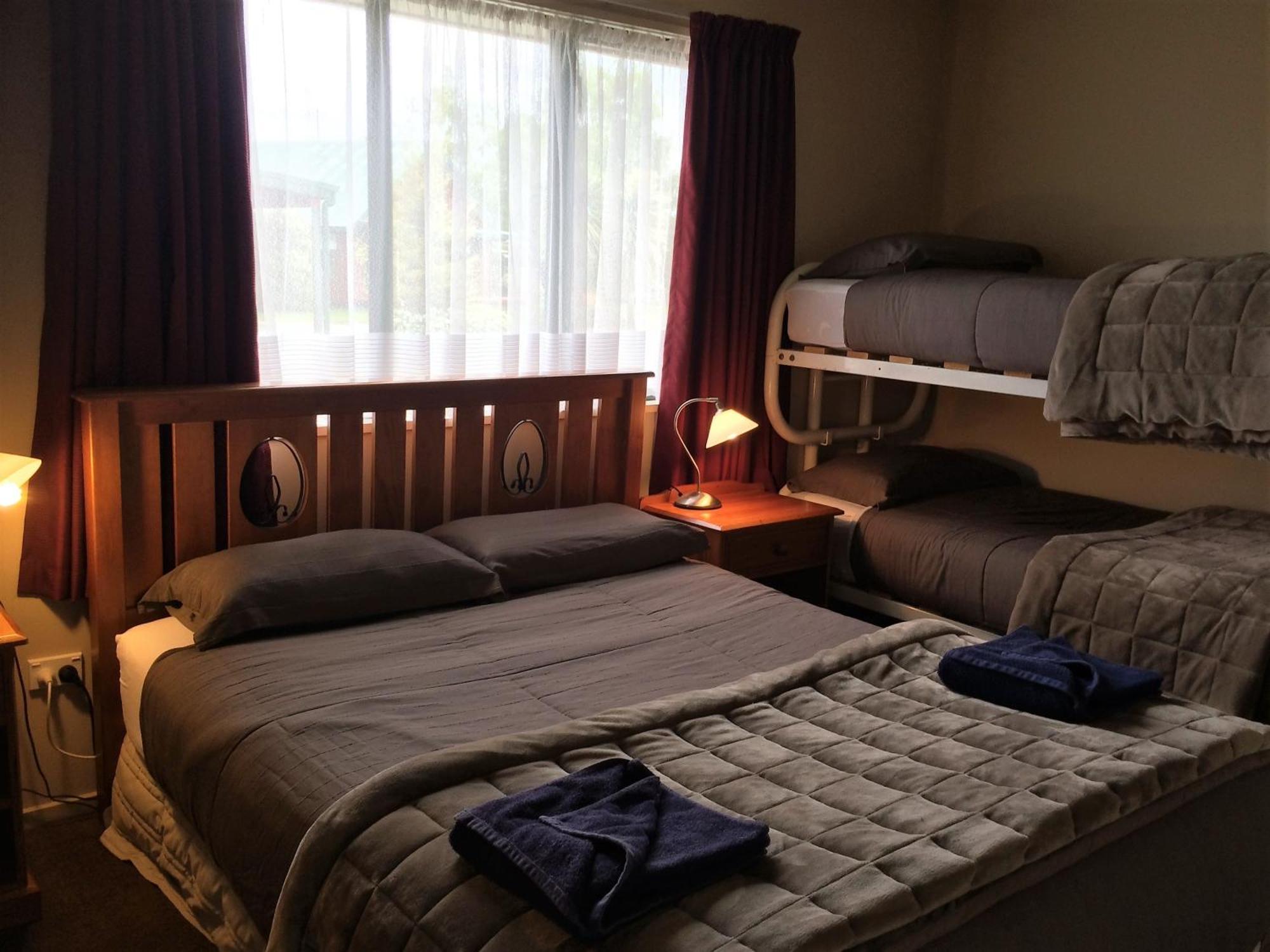 Cedar Chalets And Barkers Lodge Метвен Номер фото