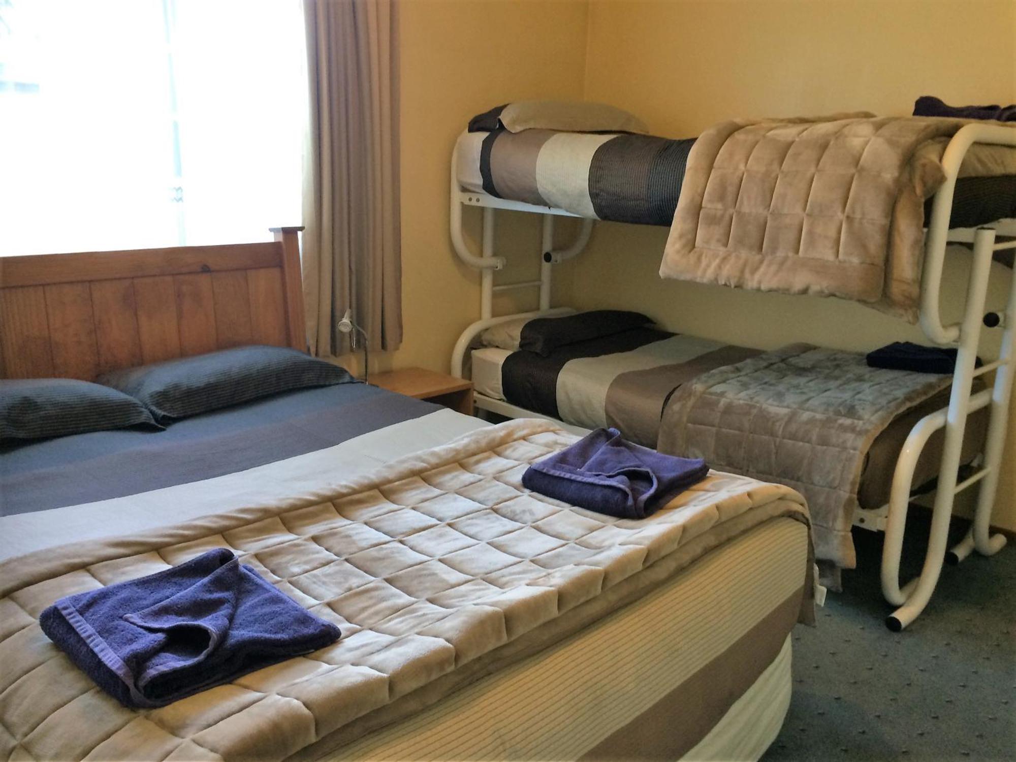 Cedar Chalets And Barkers Lodge Метвен Номер фото