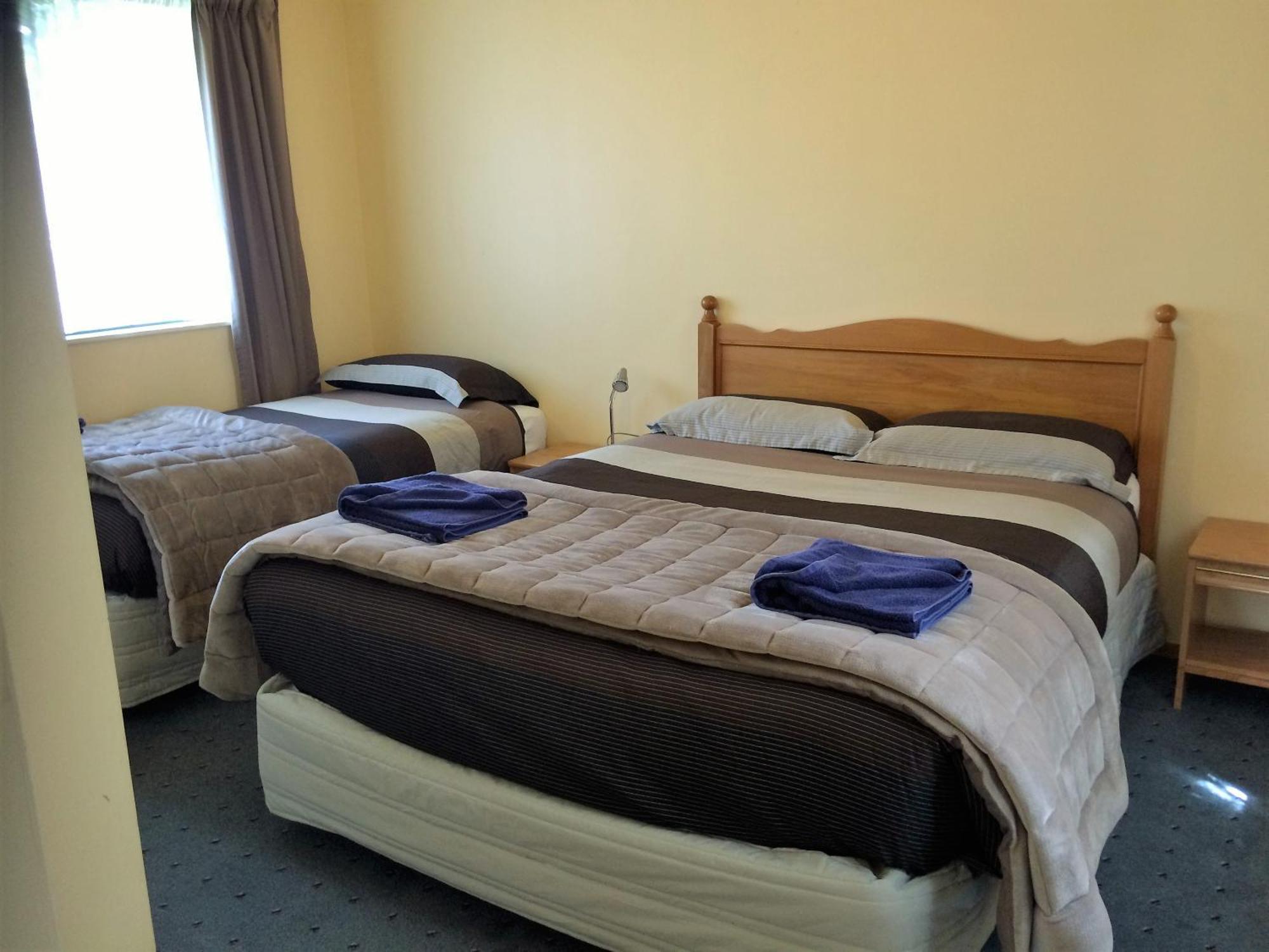 Cedar Chalets And Barkers Lodge Метвен Номер фото