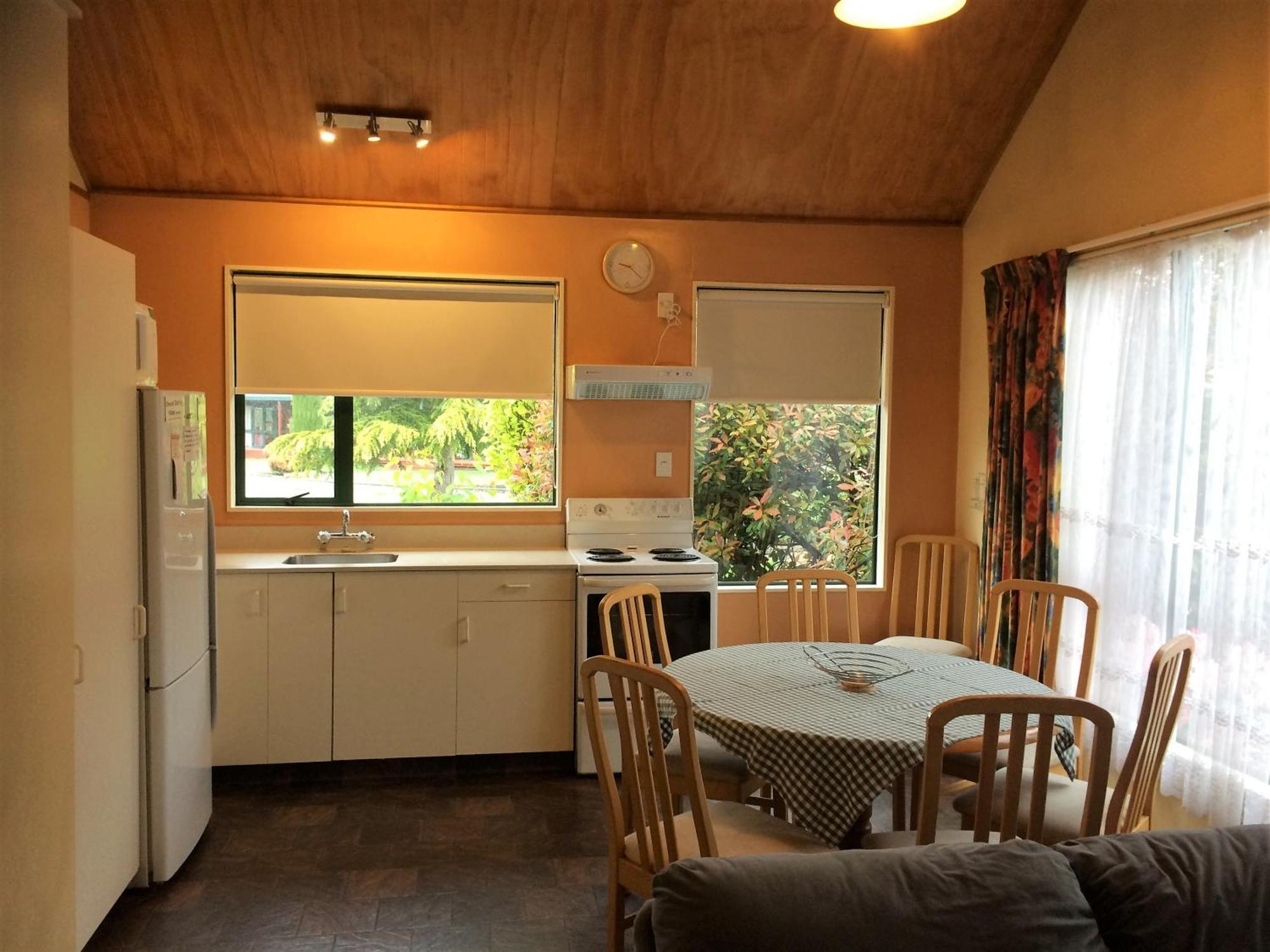 Cedar Chalets And Barkers Lodge Метвен Номер фото