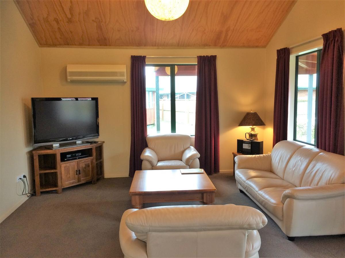 Cedar Chalets And Barkers Lodge Метвен Екстер'єр фото