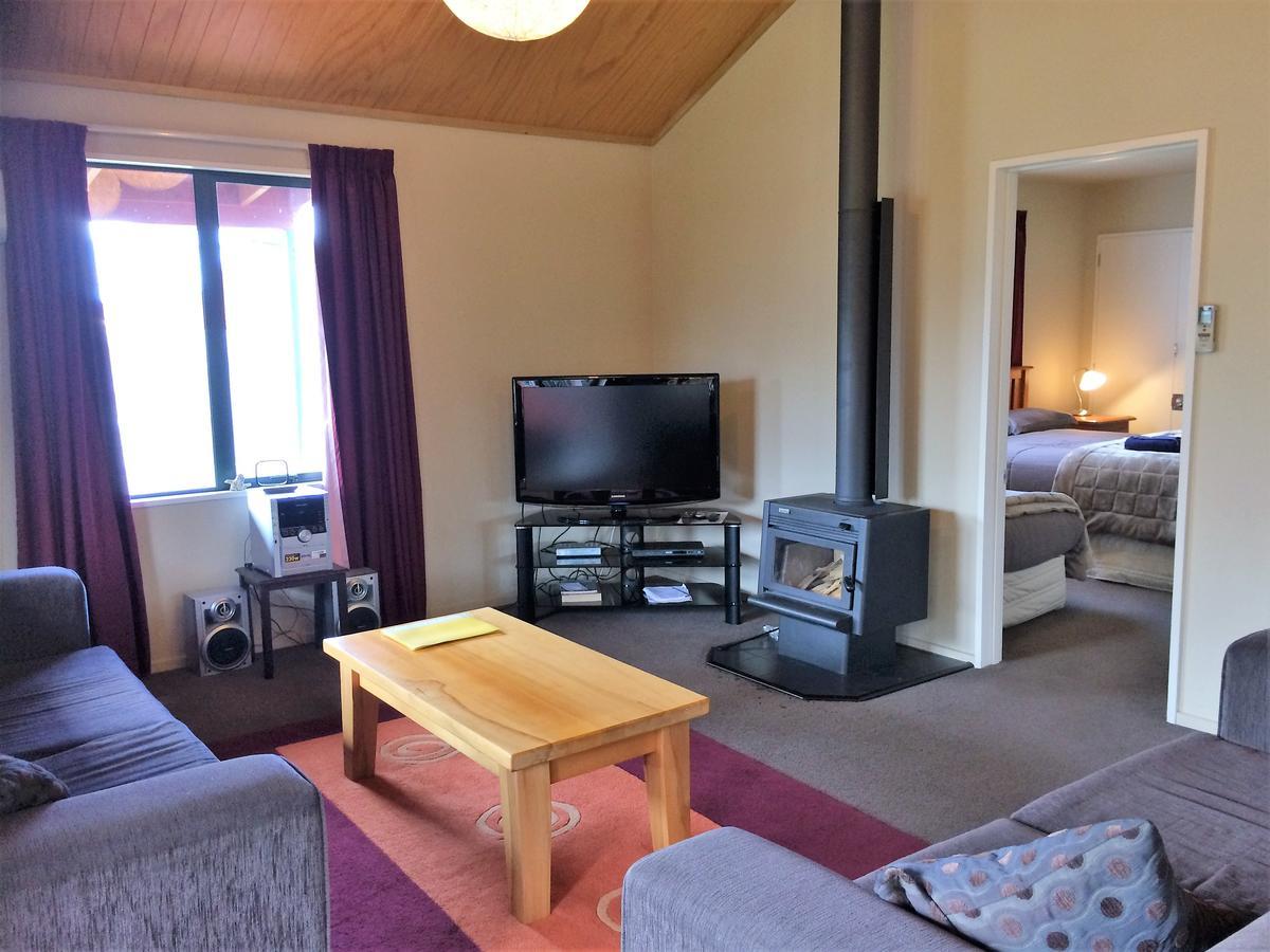 Cedar Chalets And Barkers Lodge Метвен Екстер'єр фото