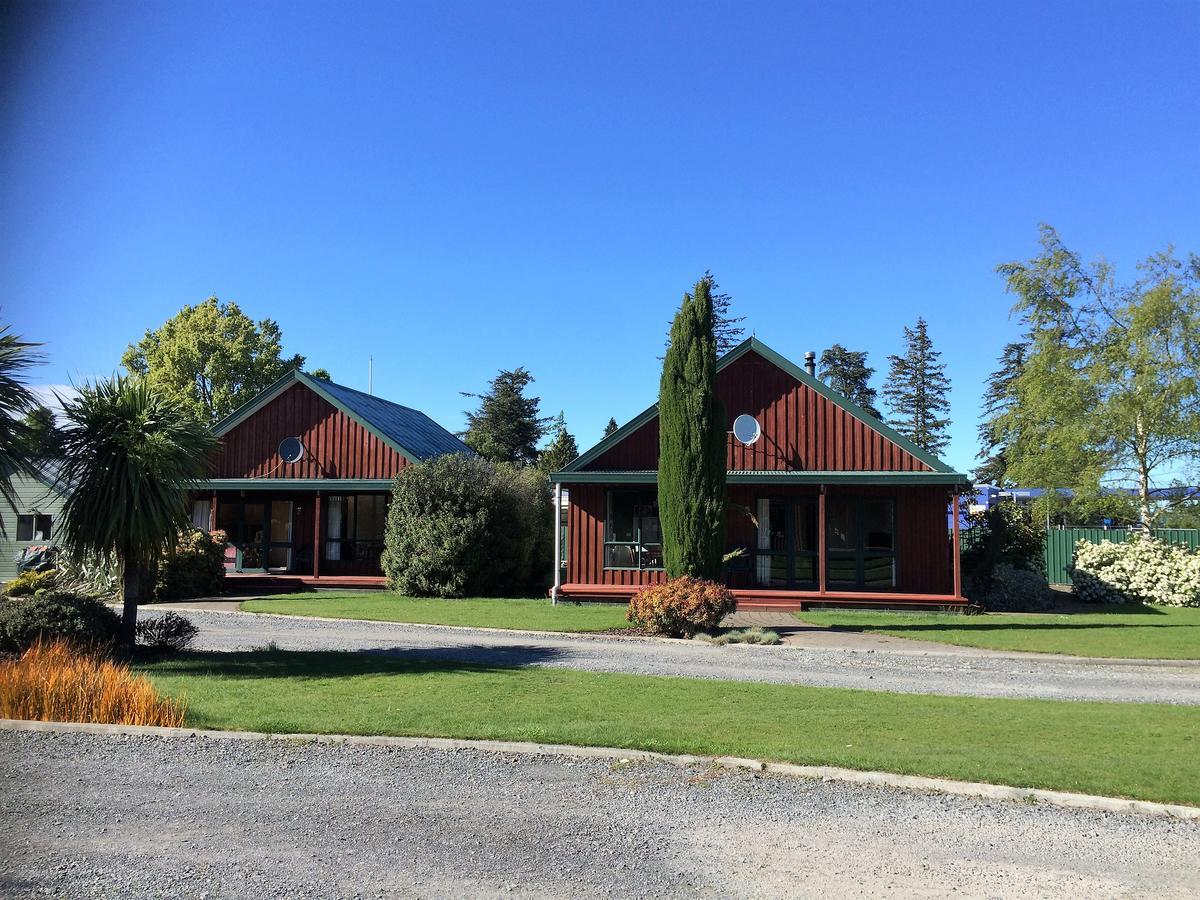 Cedar Chalets And Barkers Lodge Метвен Екстер'єр фото