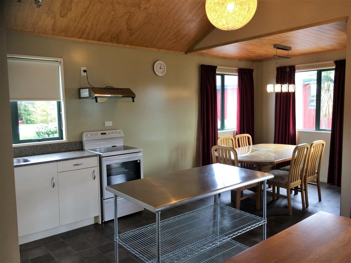 Cedar Chalets And Barkers Lodge Метвен Екстер'єр фото